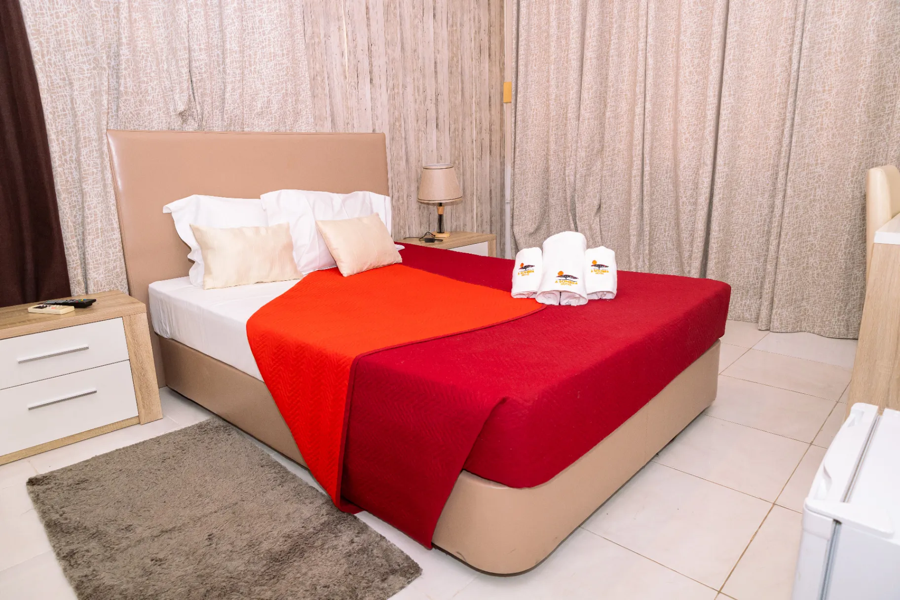 Quarto com Cama Casal Queen Size Maior