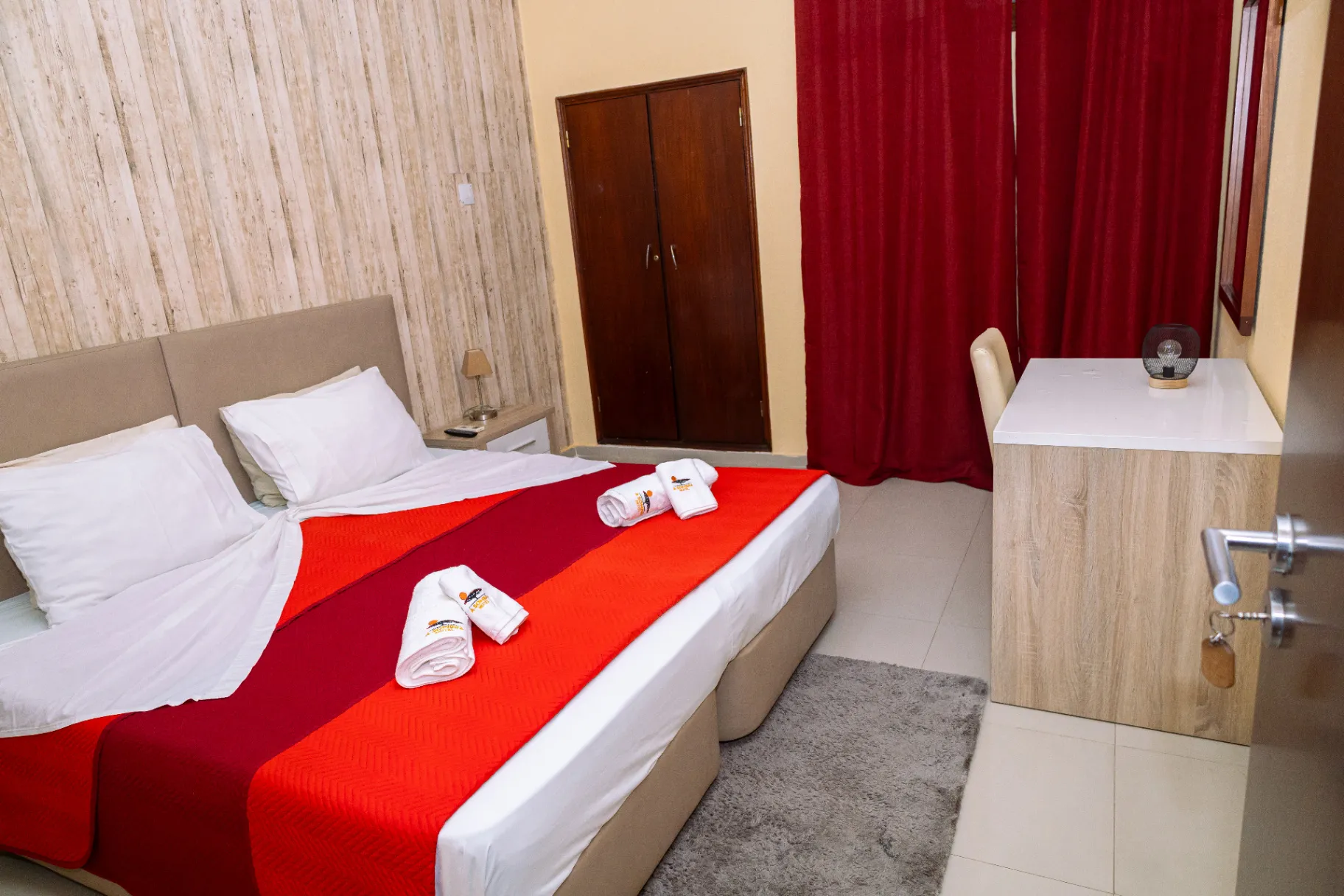 Quarto com Cama Casal e Cama Solteiro Separadas